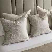 Vì sao giường khách sạn luôn đặt nhiều gối dù chỉ 1 người nằm?