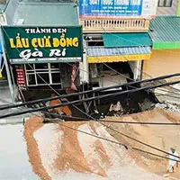 Cận cảnh "hố tử thần" sâu 5 mét, rộng hơn 10 mét ở Hà Nội