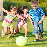 Điều kiện ngoại cảnh tác động đến khả năng kiểm soát hành vi của trẻ như thế nào?