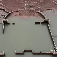 Hạn hán khiến nước hồ chạm đáy, lộ ra tòa nhà cổ cực bí ẩn