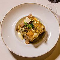 Vì sao đầu bếp thích cho vàng vào món ăn?