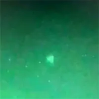 Bộ quốc phòng Mỹ thừa nhận UFO bí ẩn hình kim tự tháp đã "lởn vởn" trên đầu chiến hạm nước này