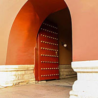 Tại sao các cổng thành đều mở vào bên trong mà không mở ra ngoài?