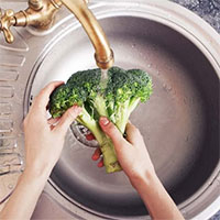 Sai lầm khi ngâm rau củ trong nước muối