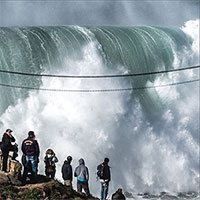 Sóng quái vật thách thức những kẻ bạo gan bờ biển Bồ Đào Nha