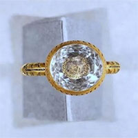 Tìm thấy nhẫn vàng nạm pha lê 370 năm tuổi của bá tước Anh