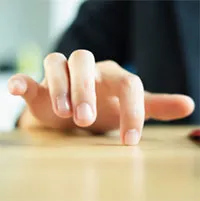 Tại sao chúng ta dùng cử chỉ tay khi nói chuyện?