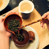 Vì sao khi uống trà có người uống vào mất ngủ, có người lại ngủ rất ngon?