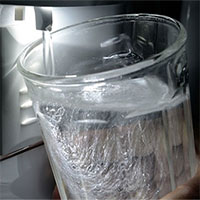 Cách xử lý mùi lạ của nước khi để trong tủ lạnh