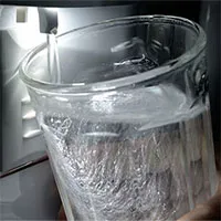 Cách xử lý mùi lạ của nước khi để trong tủ lạnh