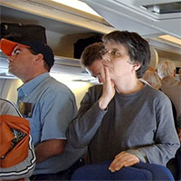 Vì sao hành khách không được xuống máy bay ngay sau khi hạ cánh?