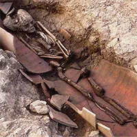 Phát hiện 40 mộ cổ với hài cốt chôn trong bình