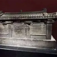 Ngôi mộ mang lời nguyền 'lạnh gáy' trên nắp quan tài, trộm mộ tránh xa