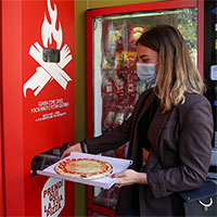 Độc đáo máy bán pizza tự động thơm giòn ở Italia