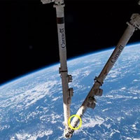 Mảnh rác vũ trụ đâm thủng cánh tay robot của trạm ISS