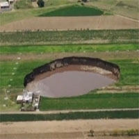 Hố sụt khổng lồ bất ngờ xuất hiện, đe dọa nhà dân Mexico