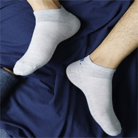 Chàng trai tái chế chai nhựa thành tất xuất khẩu