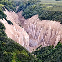 Vẻ đẹp kỳ ảo của thung lũng đá trắng như ở hành tinh khác