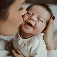 Hiểm họa đằng sau nụ hôn của người lớn với trẻ sơ sinh