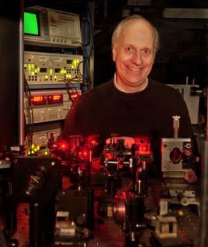 Phân tử hữu cơ thế hệ mới lập kỷ lục mới về khả năng truyền tải ánh sáng.