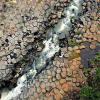 Phát hiện suối đá 