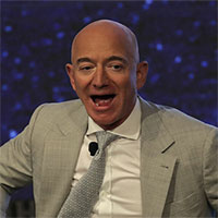 Gần 100.000 người ký 2 kiến nghị không cho tỉ phú Jeff Bezos trở lại Trái đất
