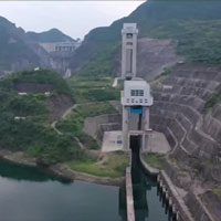 Thang máy 3 tầng nâng tàu thủy lên cao 199 m