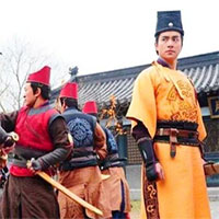 Hoàng đế nắm trong tay điểm yếu gì mà khiến thị vệ nào cũng phục tùng, không dám làm phản?