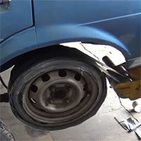 Video: Kinh ngạc cảnh thay lốp ô tô bằng băng dính, chuyện gì sẽ xảy ra?