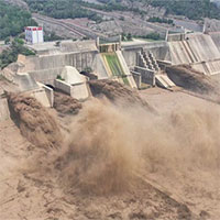 Mưa lớn bất thường, quân đội Trung Quốc cảnh báo vỡ đập