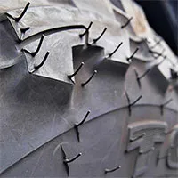 Vì sao lốp xe có lông?