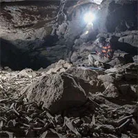 Phát hiện hang động chứa đầy xương được linh cẩu cất giấu hàng nghìn năm qua, có cả xương người tiền sử