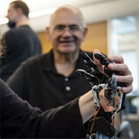 Robot dùng ngôn ngữ ký hiệu giao tiếp với người điếc mù