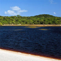 Khám phá hồ nước kỳ lạ có màu Coca Cola