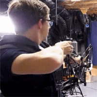 Một youtuber vừa tạo ra cây cung bắn không cần ngắm, trúng đích 100%