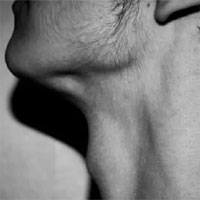 Tại sao không được sờ yết hầu của con trai?