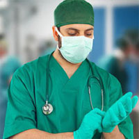 Tại sao bác sĩ trong phòng mổ lại mặc áo màu xanh thay vì màu trắng?