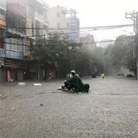Phố phường Hải Phòng "hóa sông" vì mưa lớn kéo dài