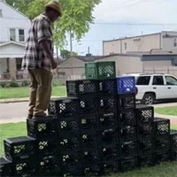 Leo thùng nhựa - thử thách nguy hiểm đang gây chấn thương sứt đầu mẻ trán trên TikTok, Twitter