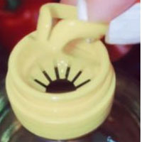 Chiếc nắp nhỏ bên trong chai dầu ăn có tác dụng bất ngờ mà không phải ai cũng biết