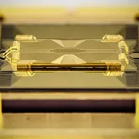 Công ty Mỹ phát triển chip lượng tử thủy tinh, giúp tăng sức mạnh chip lên hàng trăm qubit