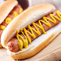 Ăn một chiếc bánh mỳ kẹp xúc xích có thể làm giảm 36 phút tuổi thọ