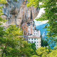 Toà nhà độc đáo lơ lửng giữa vách núi cao 774 mét ở Italia