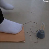 Sàn gỗ sản xuất điện khi người bước đi phía trên