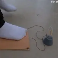 Sàn gỗ sản xuất điện khi người bước đi phía trên