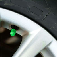 Tại sao một số người lại bơm khí nitơ vào lốp xe thay vì không khí?