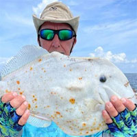 Bất ngờ câu được con cá lạ, trông giống bánh ngô ở Mỹ