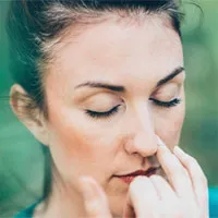 Tại sao chúng ta không thở đều bằng cả hai lỗ mũi?