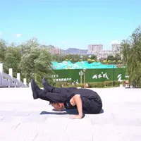 Video: Người đàn ông có 2 triệu người theo dõi nhờ khả năng "uốn dẻo không xương"