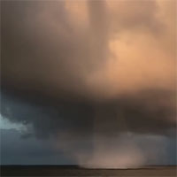 Vòi rồng khủng xuất hiện cùng lúc với cầu vồng trên biển Cửa Lò